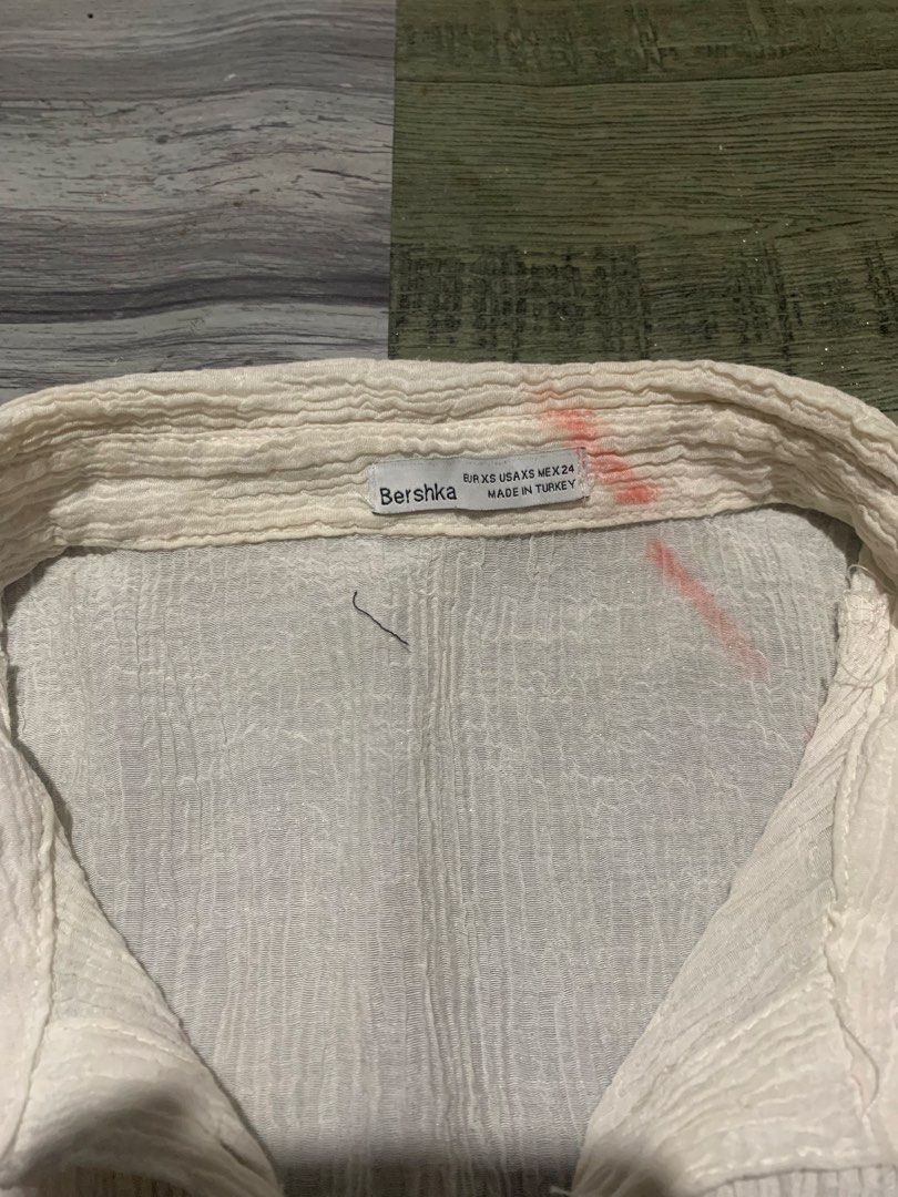 Bershka crinkles bottom down (Category: Activewear) located in Manila. Submitted by zthriftyyy (Listing ID 1469328305, Image 2). Description: Bershka crinkles botton down Size xs Good condition No issue .
