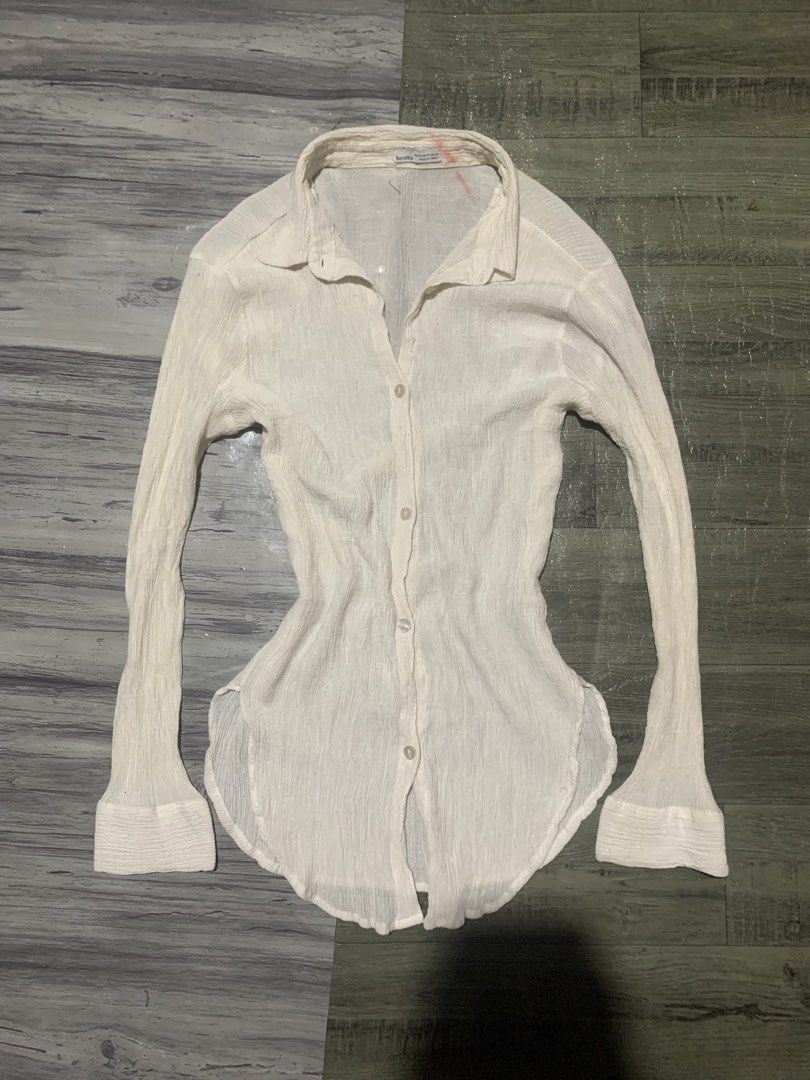 Bershka crinkles bottom down (Category: Activewear) located in Manila. Submitted by zthriftyyy (Listing ID 1469328305, Image 1). Description: Bershka crinkles botton down Size xs Good condition No issue .