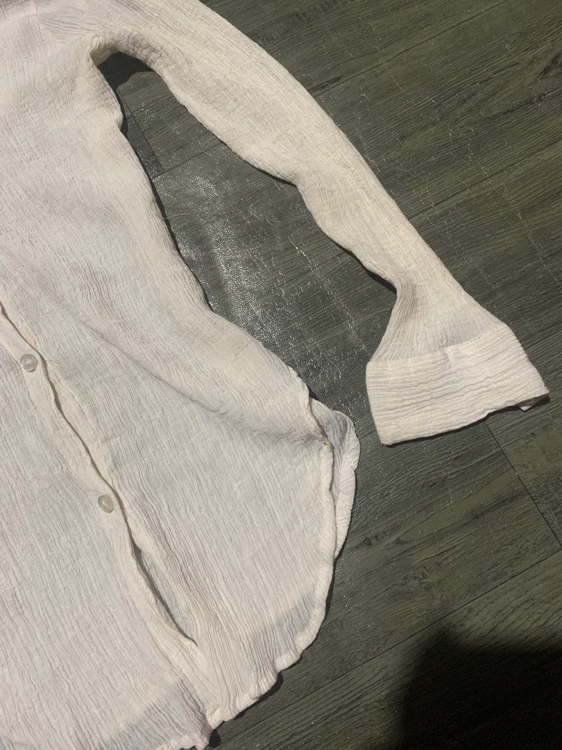 Bershka crinkles bottom down (Category: Activewear) located in Manila. Submitted by zthriftyyy (Listing ID 1469328305, Image 3). Description: Bershka crinkles botton down Size xs Good condition No issue .
