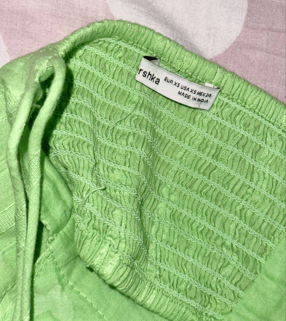 Bershka Green Halter Top 🤍 (Category: Others Tops) located in Valenzuela. Submitted by prelovedbykkaisha (Listing ID 1469228348, Image 3). Description: Brand: Bershka Size: XS (EUR XS / USA XS / MEX 24) Color: green Style: Halter-style spaghetti straps with a V-neck Condition: Like New Perfect for summer outfits, beach trips, parties or a cute look! Pair it with denim shorts, jeans, or a mini skirt. .