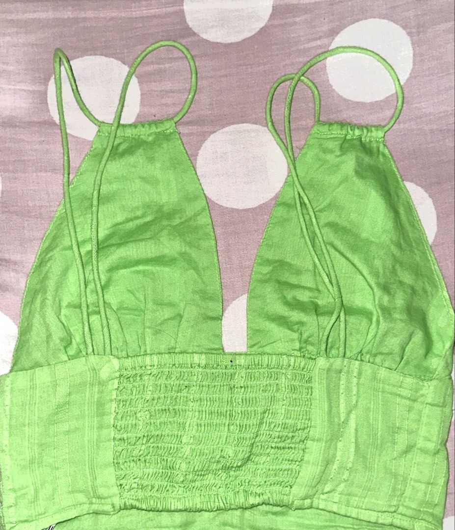 Bershka Green Halter Top 🤍 (Category: Others Tops) located in Valenzuela. Submitted by prelovedbykkaisha (Listing ID 1469228348, Image 2). Description: Brand: Bershka Size: XS (EUR XS / USA XS / MEX 24) Color: green Style: Halter-style spaghetti straps with a V-neck Condition: Like New Perfect for summer outfits, beach trips, parties or a cute look! Pair it with denim shorts, jeans, or a mini skirt. .