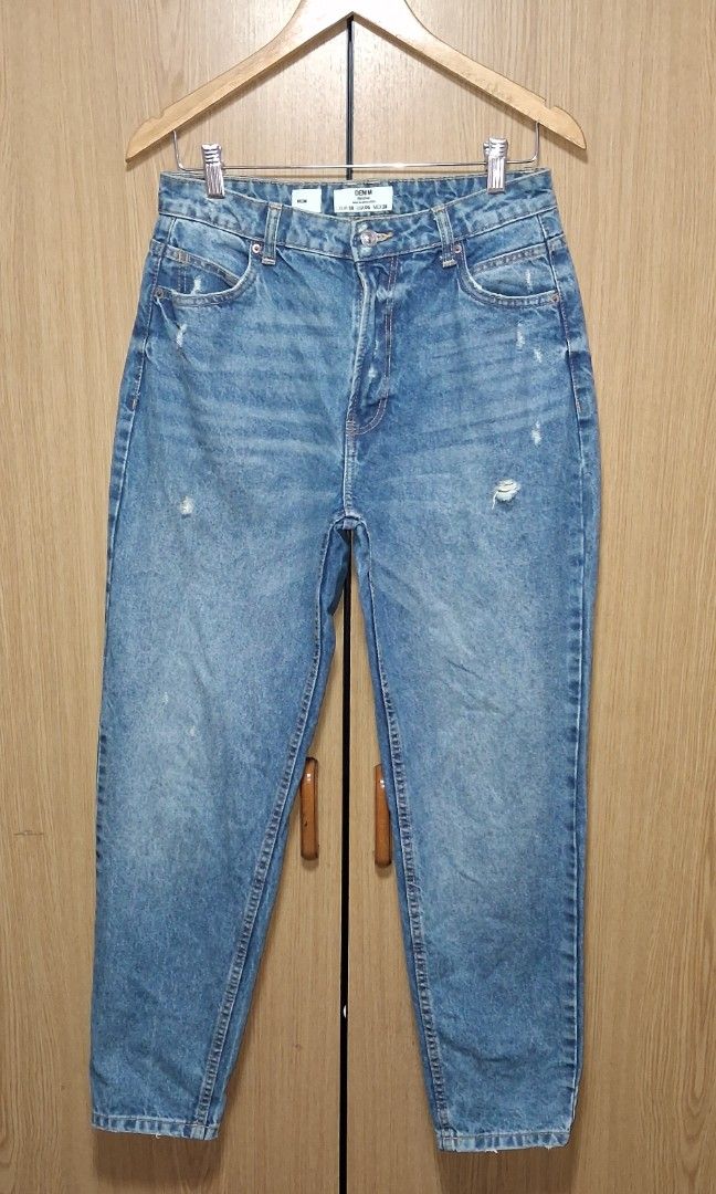 Bershka Mom Fit Jeans (Category: Jeans) located in Cebu City. Submitted by cebuanamomshies (Listing ID 1469321425, Image 2). Description: Waist 30-31 Rise 12 Inseam 27 High-rise Blue Denim Tapered Relaxed Fit zip and button closure.