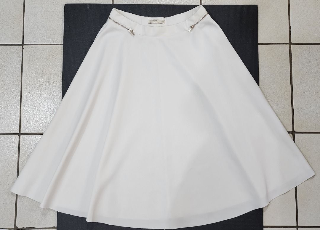 [Bershka] White A-Line Midi Skirt (Category: Skirts) located in Manila. Submitted by bibimboop (Listing ID 1469200162, Image 1). Description: White a-line midi skirt from Bershka. The skirt material is super soft, creamy, and smooth; very crisp, clean, and bright in real life. There are two working zippers on the waist, but you can't put anything inside. There is no inner lining, but the skirt is thick and absolutely not see-through (see photo at