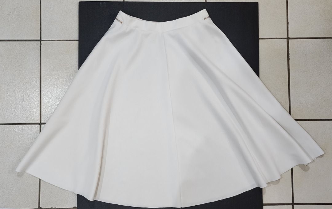 [Bershka] White A-Line Midi Skirt (Category: Skirts) located in Manila. Submitted by bibimboop (Listing ID 1469200162, Image 2). Description: White a-line midi skirt from Bershka. The skirt material is super soft, creamy, and smooth; very crisp, clean, and bright in real life. There are two working zippers on the waist, but you can't put anything inside. There is no inner lining, but the skirt is thick and absolutely not see-through (see photo at