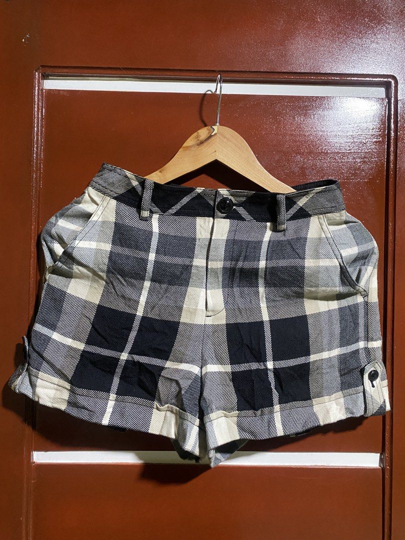 Black and white plaid cuffed shorts size 36 (Category: Luxury Apparel) located in Echague. Submitted by jomardofit94339 (Listing ID 1469274053, Image 1). Description: - Color/Pattern: Black, white, and beige plaid - Size: 36 (Style code: E1R26-895-09) - Design: Rolled cuffs with side button tabs, front button closure, belt loops, and dark inner lining - Condition: Clean fabric, excellent overall condition - Perfect for smart-casual or everyday we