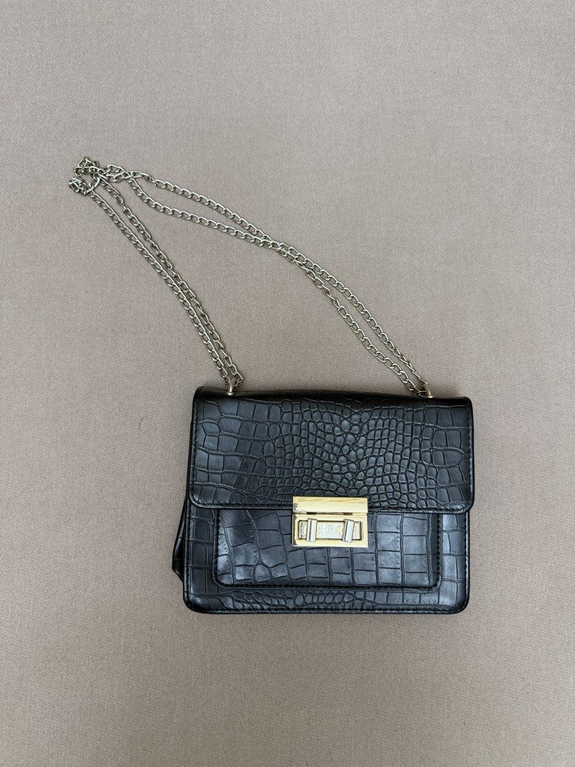Black bag (Category: Shoulder Bags) located in Las Pinas. Submitted by thealyssacloset (Listing ID 1469207168, Image 1). Description: .