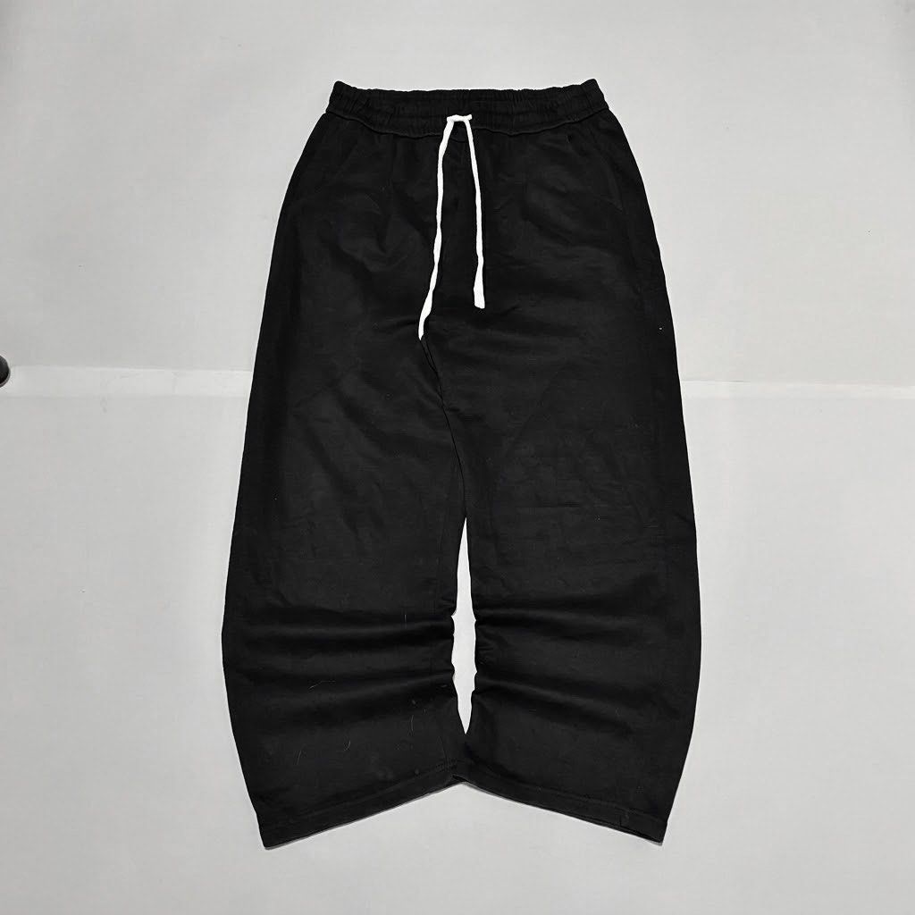 BLACK BAGGY SWEAT PANTS✨ (Category: Joggers) located in Bulacan. Submitted by cris_thrifty (Listing ID 1469229601, Image 1). Description: ₱250 + shipping fee BLACK BAGGY SWEAT PANTS✨ Size 30-46 (freesize w lace) Length 41.5 Leg hole 10 Thigh 14 • need wash • good fittings • Heavy • semi thick • semi hard • must buy it.