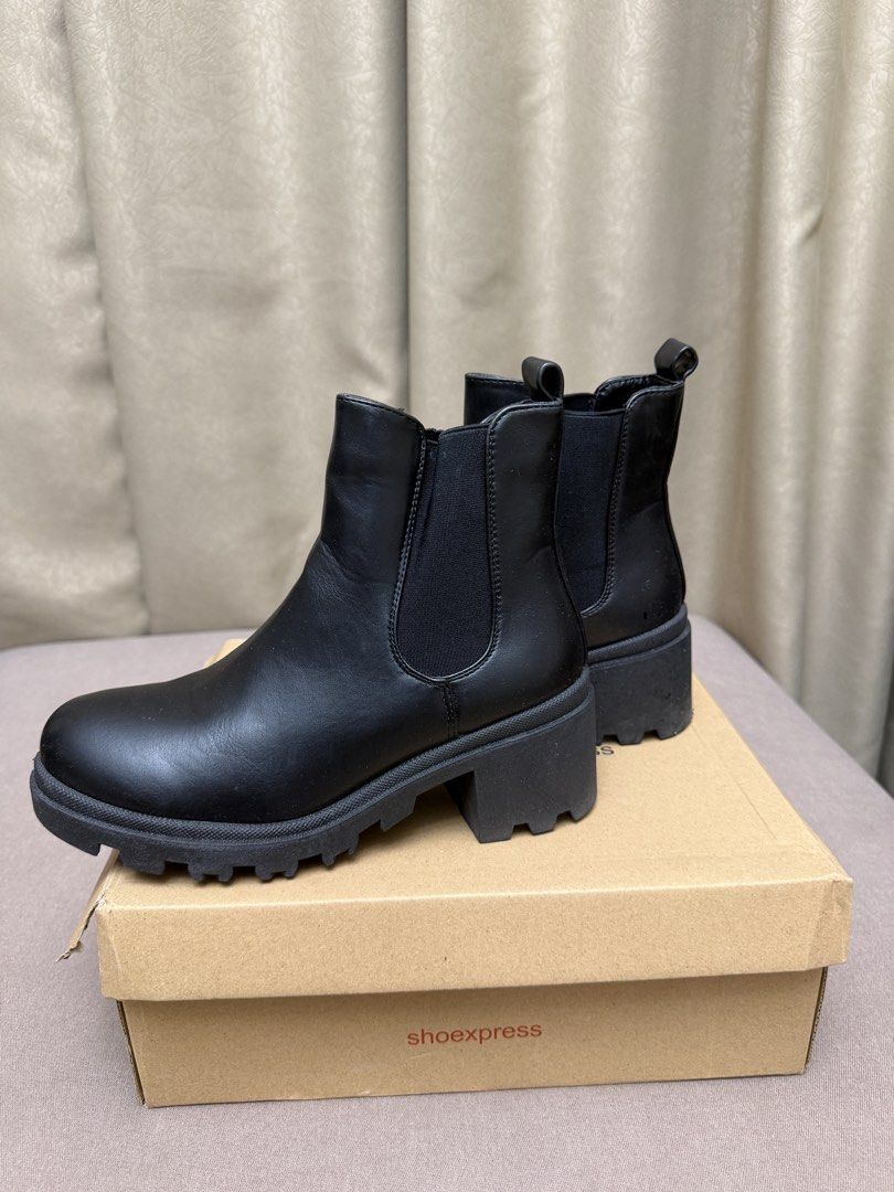 Black boots (Category: Boots) located in Las Pinas. Submitted by thealyssacloset (Listing ID 1469207029, Image 1). Description: .