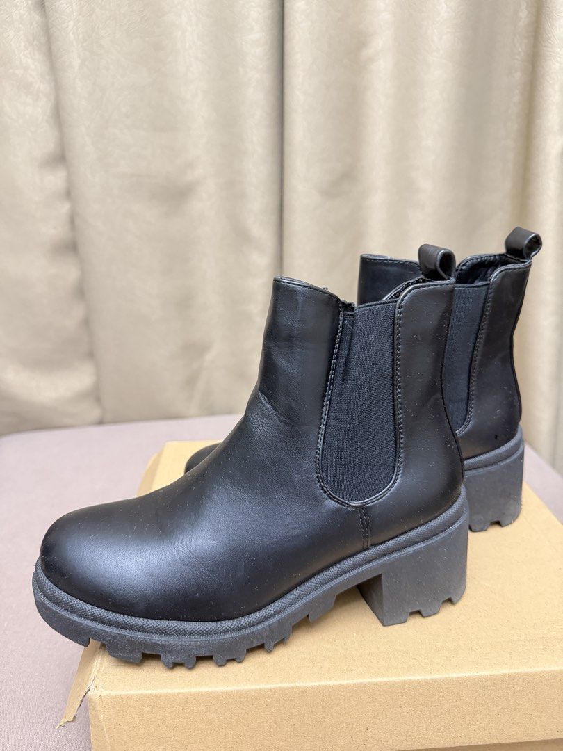 Black boots (Category: Boots) located in Las Pinas. Submitted by thealyssacloset (Listing ID 1469207029, Image 3). Description: .