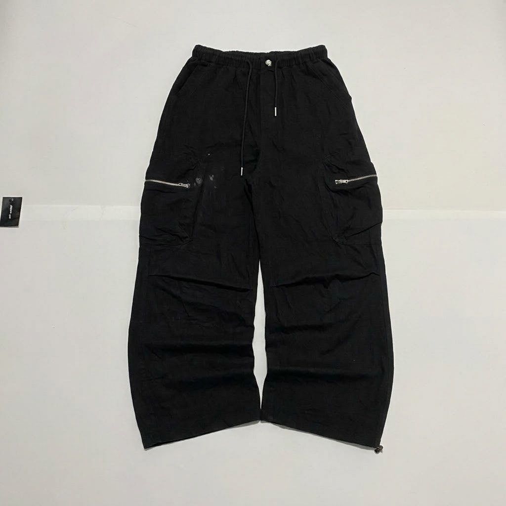BLACK CARGO BAGGY DENIM PANTS✨ (Category: Jeans) located in Bulacan. Submitted by cris_thrifty (Listing ID 1469230399, Image 1). Description: ₱250 + shipping fee BLACK CARGO BAGGY DENIM PANTS✨ Size 24-36 (freesize w lace) Length 39 Leg hole 10 Thigh 13.5 • need wash • good fittings • Heavy • semi thick • stain • semi hard • must buy it.