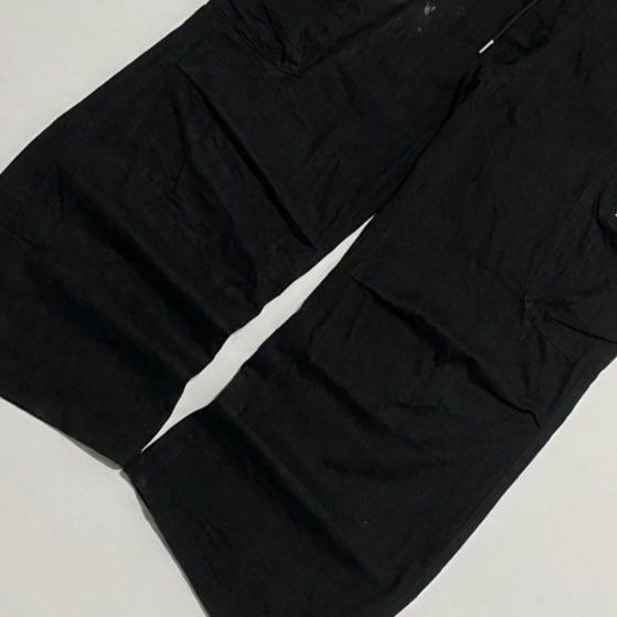 BLACK CARGO BAGGY DENIM PANTS✨ (Category: Jeans) located in Bulacan. Submitted by cris_thrifty (Listing ID 1469230399, Image 3). Description: ₱250 + shipping fee BLACK CARGO BAGGY DENIM PANTS✨ Size 24-36 (freesize w lace) Length 39 Leg hole 10 Thigh 13.5 • need wash • good fittings • Heavy • semi thick • stain • semi hard • must buy it.