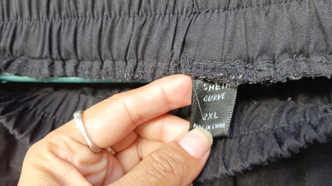BLACK CARGO PANTS (Category: Trousers) located in Quezon City. Submitted by dreyamor (Listing ID 1469318960, Image 3). Description: SHEIN Plus Size Men/Women Dark Black Cargo Pants Size 30 adjustable waist garter to 40 May tali ang baba Manipis hndi gaano mkapal.
