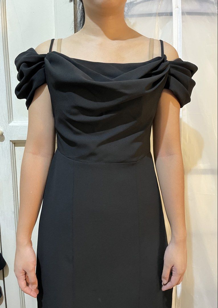 Black evening gown with detachable sleeves (Category: Evening dresses & gowns) located in Quezon City. Submitted by beaa00 (Listing ID 1469218938, Image 1). Description: Used once only for an event. The evening gown features a cowl neck design. Great for galas and black tie events. Height of model in picture is 5’3. Can also be worn by 4’11 height in heels. The sleeves were just added and can be removed, it’s attached only by pin. The spaghetti s