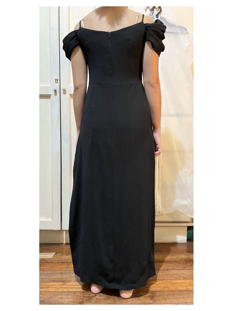 Black evening gown with detachable sleeves (Category: Evening dresses & gowns) located in Quezon City. Submitted by beaa00 (Listing ID 1469218938, Image 2). Description: Used once only for an event. The evening gown features a cowl neck design. Great for galas and black tie events. Height of model in picture is 5’3. Can also be worn by 4’11 height in heels. The sleeves were just added and can be removed, it’s attached only by pin. The spaghetti s