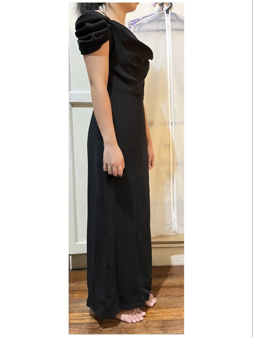 Black evening gown with detachable sleeves (Category: Evening dresses & gowns) located in Quezon City. Submitted by beaa00 (Listing ID 1469218938, Image 3). Description: Used once only for an event. The evening gown features a cowl neck design. Great for galas and black tie events. Height of model in picture is 5’3. Can also be worn by 4’11 height in heels. The sleeves were just added and can be removed, it’s attached only by pin. The spaghetti s