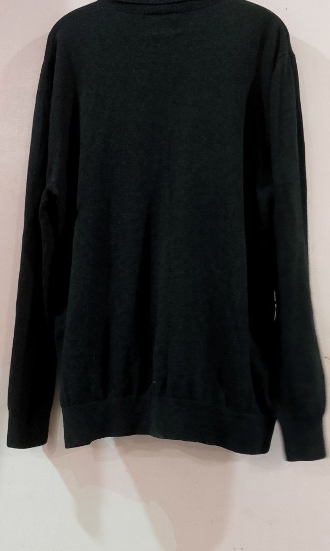 Black fine-knit turtleneck sweater from H&M (Category: Formal Shirts) located in Cabanatuan. Submitted by miss.maia (Listing ID 1469300683, Image 2). Description: Black fine-knit turtleneck sweater from H&M, a versatile wardrobe staple featuring a classic folded high neckline, regular fit construction, and subtly ribbed cuffs and hemline..