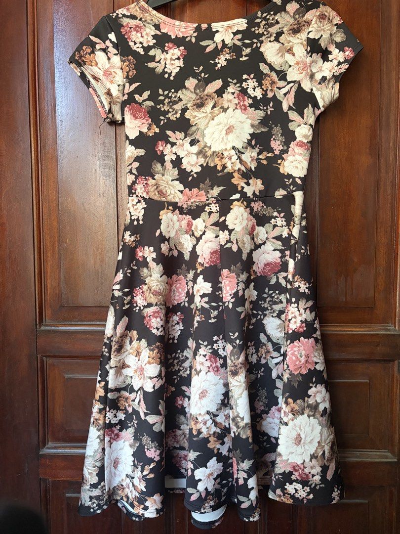 black floral dress (Category: Dresses) located in Las Pinas. Submitted by nylth (Listing ID 1469170799, Image 2). Description: free size but best fits size small.