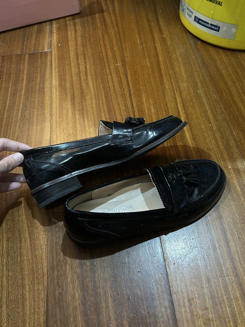 Black glossy loafers (Category: Loafers) located in Marikina City. Submitted by naiomeww (Listing ID 1469265022, Image 2). Description: 🍥 size: 35-35.5 🍥 1.5 inch heel ————————————- 🩷 perf for shoe rotation! 🩷 bought it here sa carousell as well 🩷 made in korea 🩷 no flaws sa shoe & comfortable to wear 🩷 perfect for casual outfits 🩷 no flaw’s.