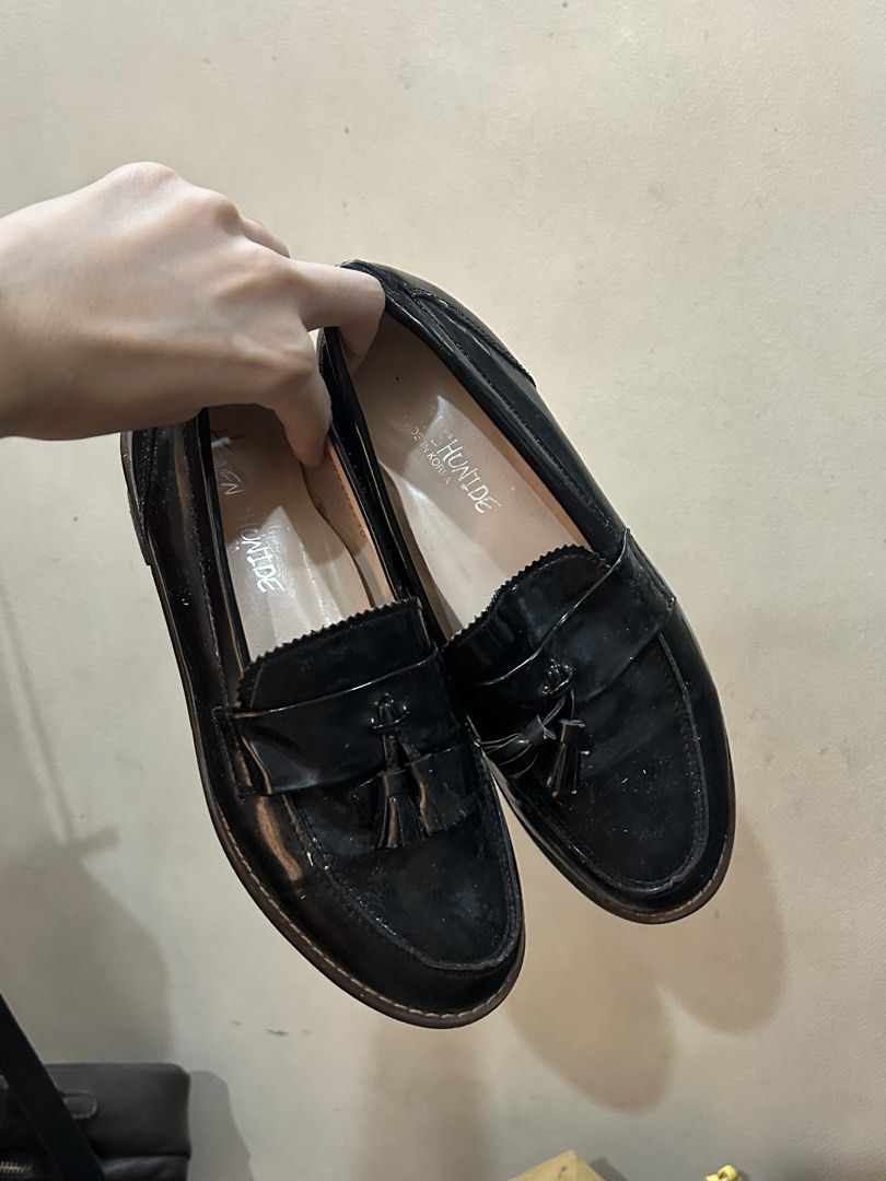 Black glossy loafers (Category: Loafers) located in Marikina City. Submitted by naiomeww (Listing ID 1469265022, Image 1). Description: 🍥 size: 35-35.5 🍥 1.5 inch heel ————————————- 🩷 perf for shoe rotation! 🩷 bought it here sa carousell as well 🩷 made in korea 🩷 no flaws sa shoe & comfortable to wear 🩷 perfect for casual outfits 🩷 no flaw’s.