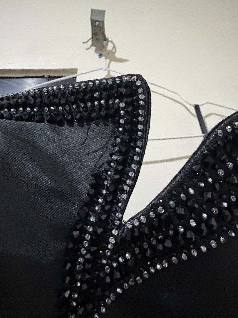 Black gown (Category: Evening dresses & gowns) located in Bacoor. Submitted by paaamx (Listing ID 1469339842, Image 2). Description: Selling my elegant black formal gown, perfect for proms, galas, pageants, and other special occasions! ✨ Classic black matte finish ✨ Beautiful rhinestone embellishments on the neckline ✨ Flattering sweetheart neckline ✨ Full ball gown skirt for an elegant, classy look Size: S-L (Adjustable back :) Message me your s