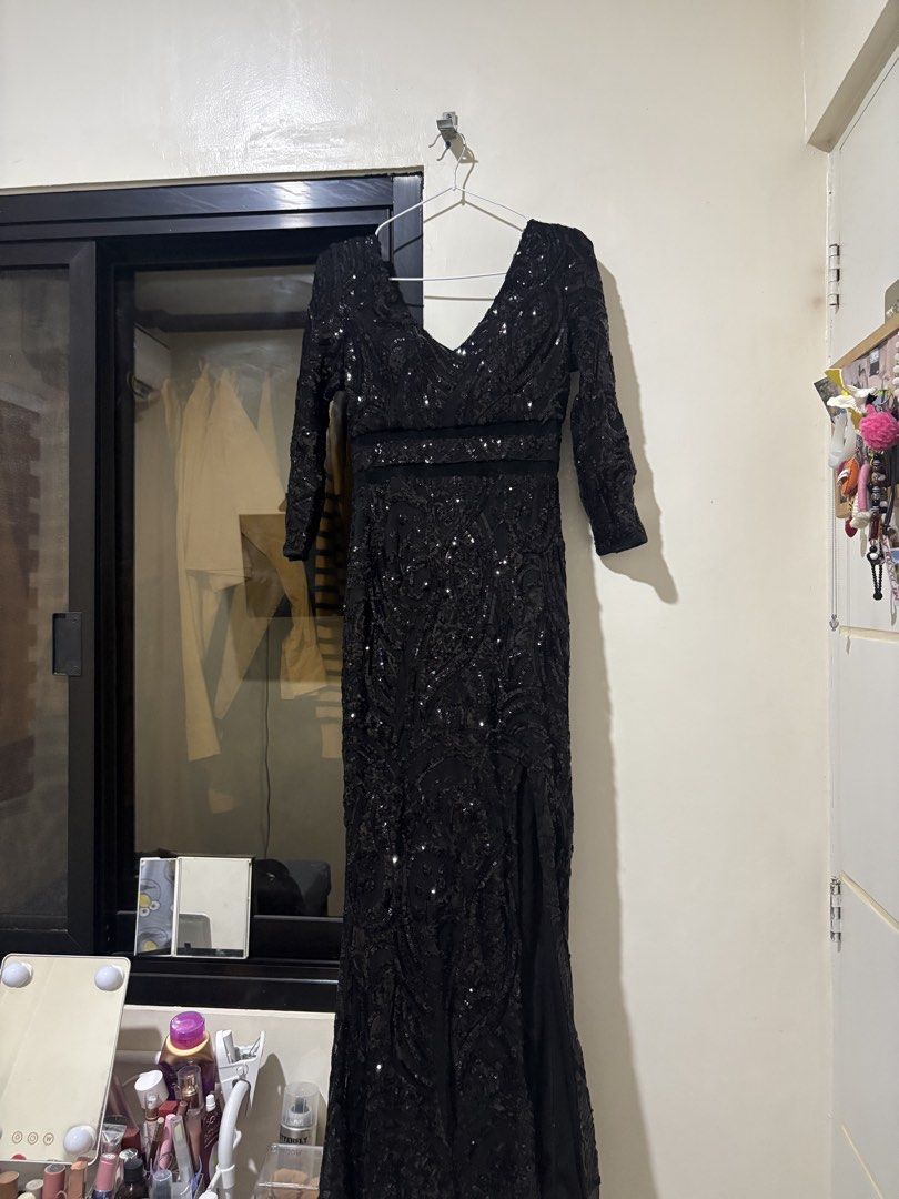 Black Gown (Category: Evening dresses & gowns) located in Bacoor. Submitted by paaamx (Listing ID 1469340233, Image 1). Description: Elegant black gown, perfect for proms, formal events, pageants, and special occasions! ✨ Stone embellishments with slit ✨ Classic black Size: S-L 📍 Bacoor Cavite 📩 Message me for inquiries or additional photos!.