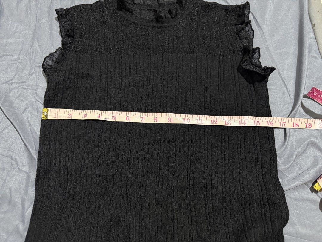 Black Knit Ruffle Mock Neck Sleeveless Top (Category: Sleeveless) located in Marikina City. Submitted by louvy.r (Listing ID 1469312530, Image 3). Description: .