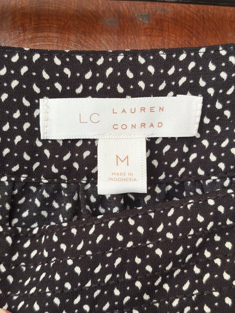 black long sleeves blouse (Category: Blouses) located in Las Pinas. Submitted by nylth (Listing ID 1469169670, Image 2). Description: never worn.