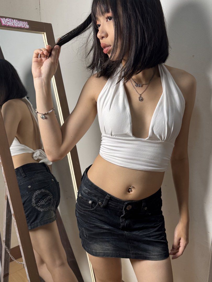 Black Mini Skirt (Category: Skirts) located in Manila. Submitted by thriftz2.spaze (Listing ID 1469362122, Image 2). Description: black mini skirt ╰┈➤ W: 26-28 in H: 36 in . ˖ ꒰𑁬 𝒎𝒐𝒅𝒆𝒍'𝒔 𝒎𝒆𝒂𝒔𝒖𝒓𝒆𝒎𝒆𝒏𝒕𝒔 ໒꒱ ˖ . ಄ XS body ಄ 26 waist ಄ 33-34 hips ಄ 30 bust ಄ 5'3 height . ˖ ꒰𑁬 𝒓𝒆𝒂𝒅 𝒃𝒆𝒇𝒐𝒓𝒆 Ü 𝒐𝒓𝒅𝒆𝒓 ໒꒱ ˖ . ⭒ kindly manage ur expectations ⭒ color may vary due to lighting ⭒ sold as-is. 𝓃ℴ returns/refunds .