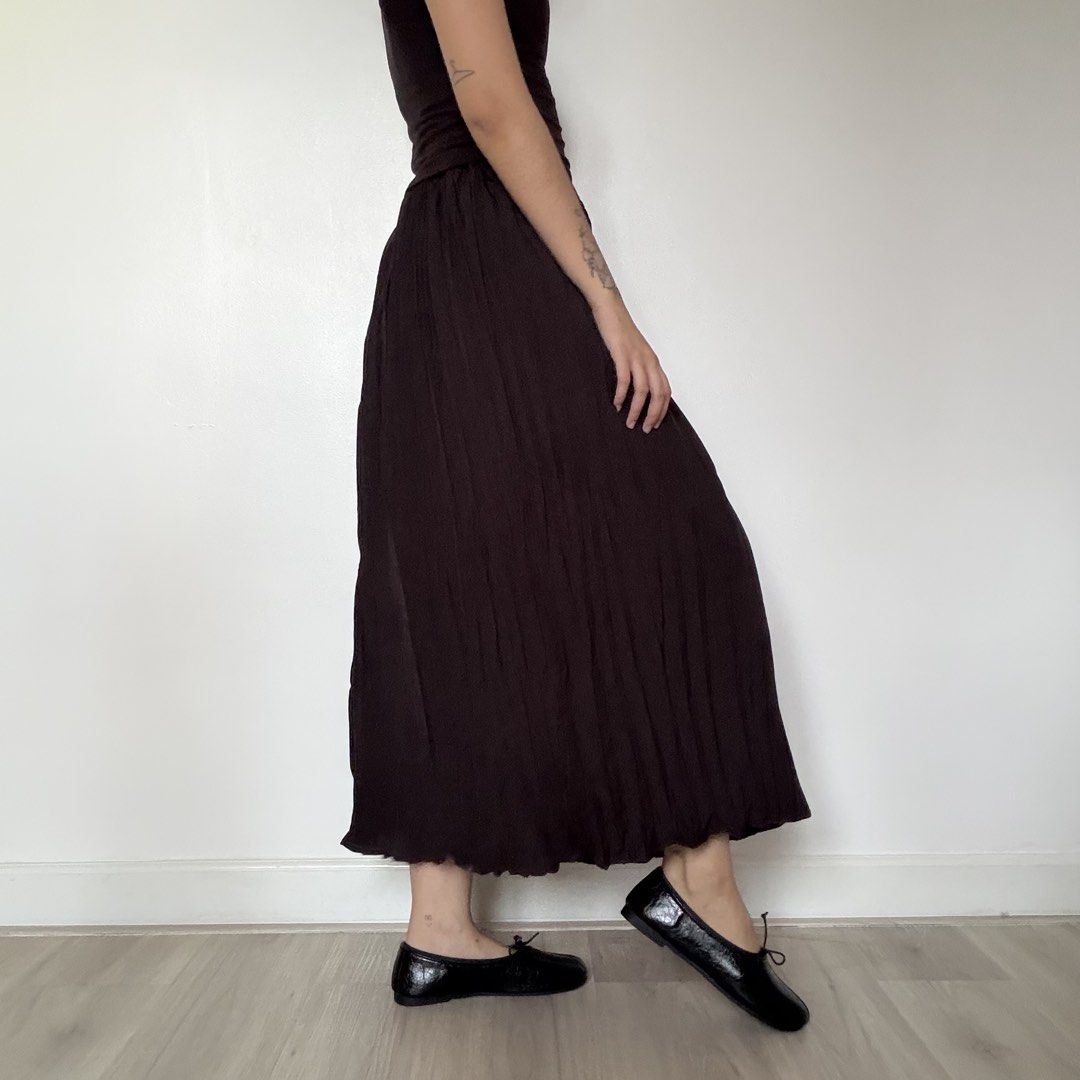 Black Pleated Crumpled Skirt (Category: Skirts) located in Quezon City. Submitted by shop_imdari (Listing ID 1469165171, Image 3). Description: Waist 26-34” garterized Hips 45” Length 33”.