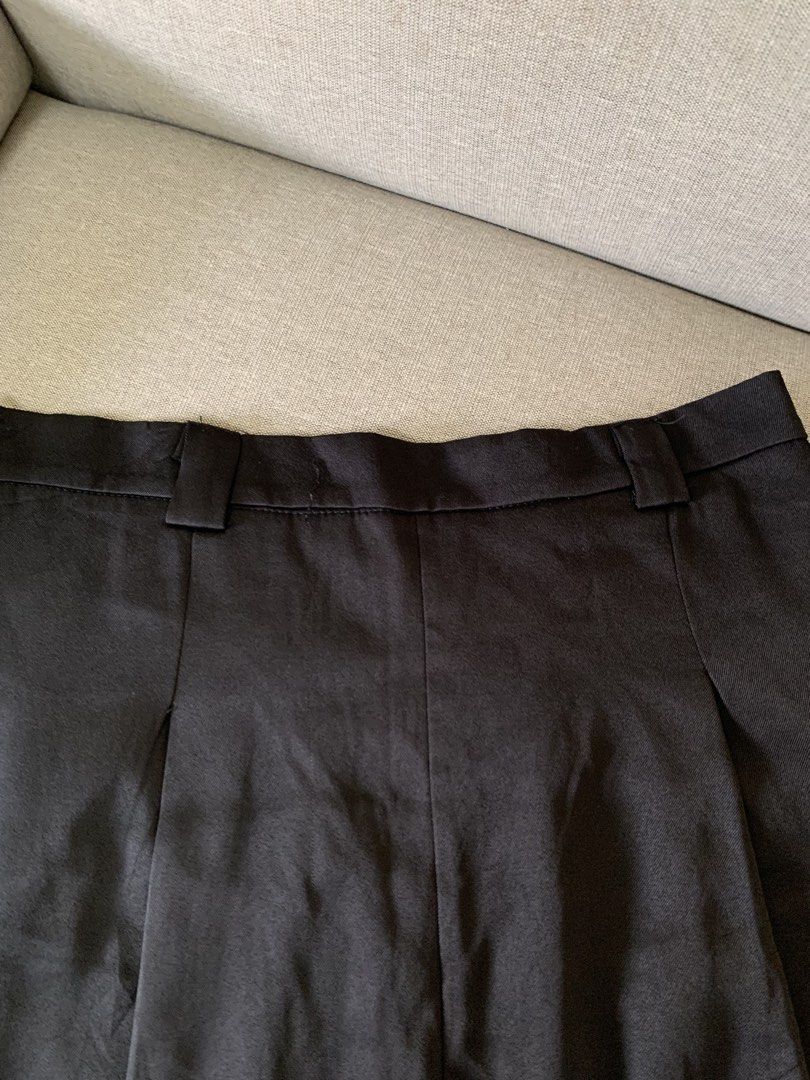 Black pleated skirt (Category: Skirts) located in Paranaque City. Submitted by shoplovedbya (Listing ID 1469203820, Image 2). Description: ♡ Waist: 29- 31 ♡ Length: 16 - has belt slot & with inner shorts - with visible pocket lining or “labas pocket” - soft fabric .