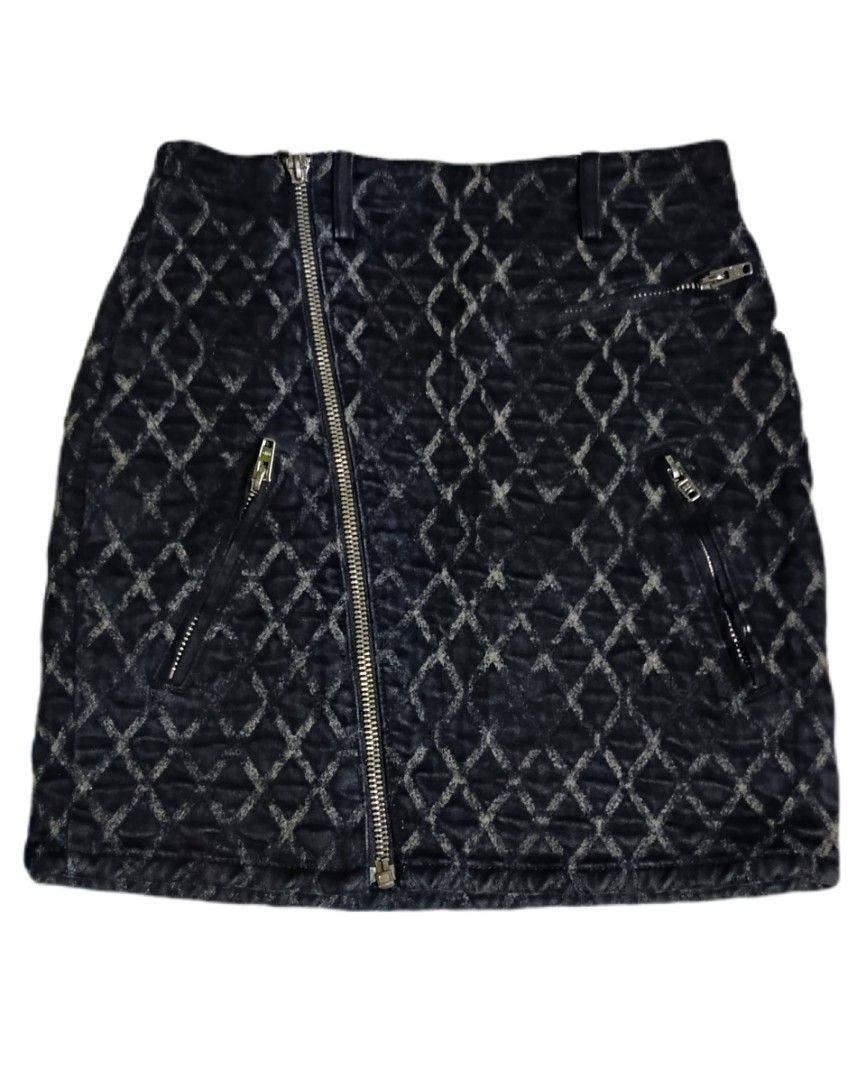 BLACK QUILTED MINI SKIRT WITH DIAGONAL SIDE POCKETS (Category: Skirts) located in Mandaue City. Submitted by gusstboy21 (Listing ID 1469292322, Image 1). Description: 10/10 COLOR RATE 10/10 CONDITION NO ISSUE DIMES : W28 L27 MOP : GCASH MOD : JNT LOC : CEBU, PH + SF.
