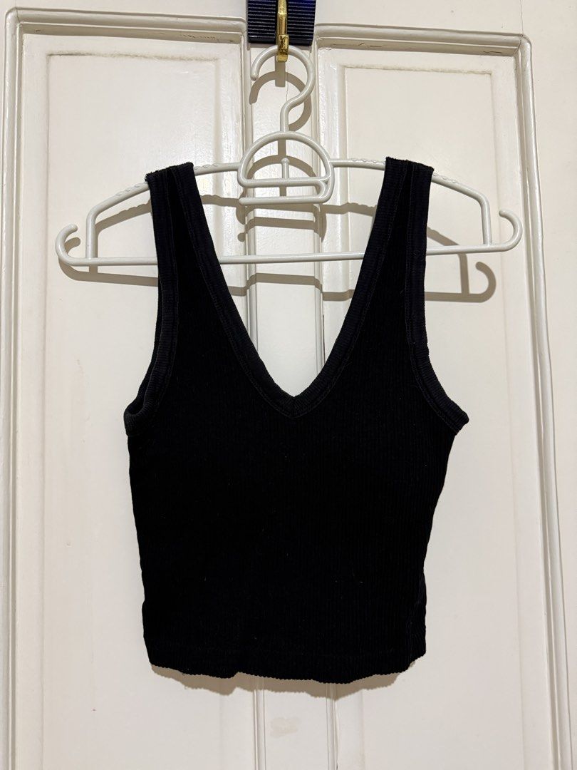 Black ribbed v-neck padded top (Category: Sleeveless) located in Marikina City. Submitted by louvy.r (Listing ID 1469378204, Image 1). Description: .