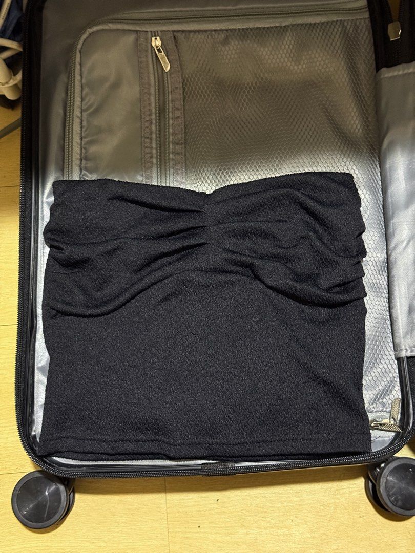 Black Ruched Tube Top (Category: Sleeveless) located in Marikina City. Submitted by louvy.r (Listing ID 1469313357, Image 1). Description: Length - 10.5 inches Stretchy, fits small-med body frame.