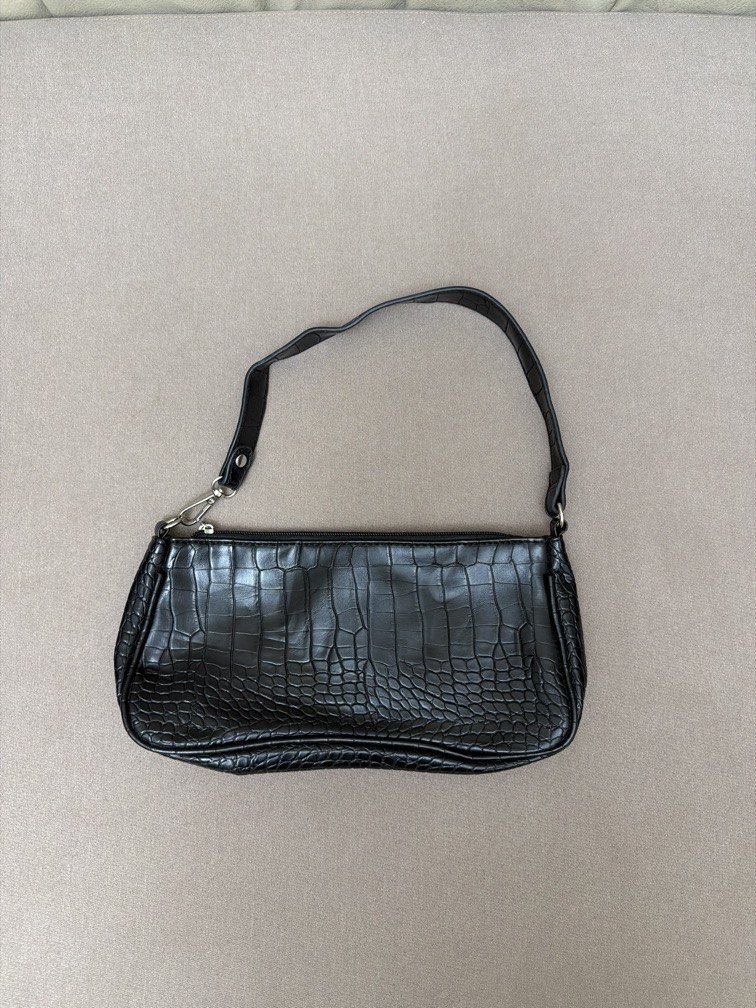 Black Shoulder Bag (Category: Shoulder Bags) located in Las Pinas. Submitted by thealyssacloset (Listing ID 1469239843, Image 1). Description: .