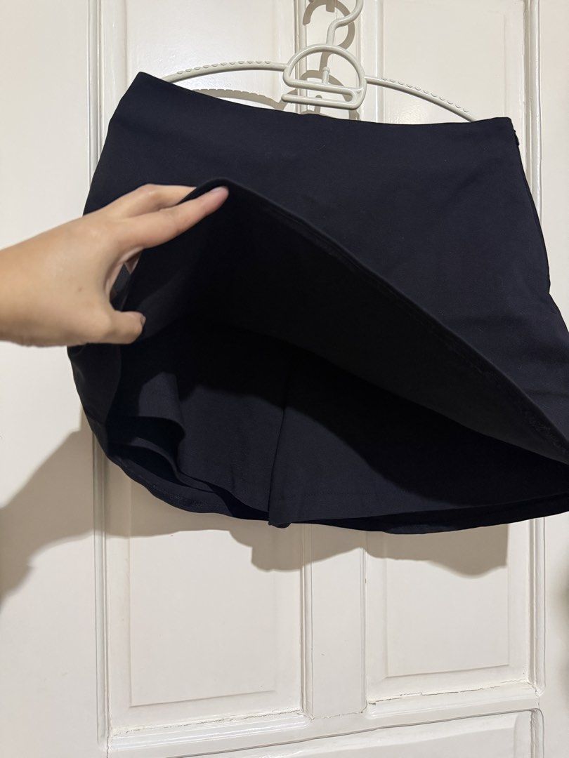 Black Skort (Category: Activewear) located in Marikina City. Submitted by louvy.r (Listing ID 1469385230, Image 2). Description: Stretchy, fits 29-32.
