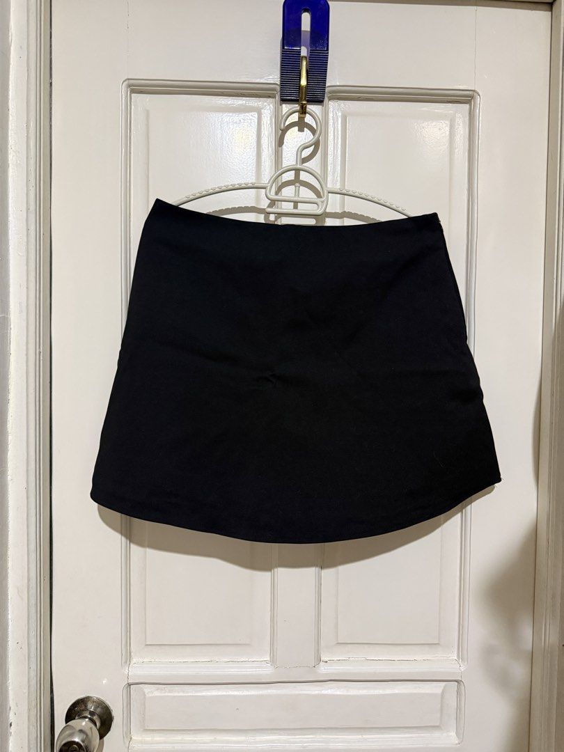 Black Skort (Category: Activewear) located in Marikina City. Submitted by louvy.r (Listing ID 1469385230, Image 1). Description: Stretchy, fits 29-32.