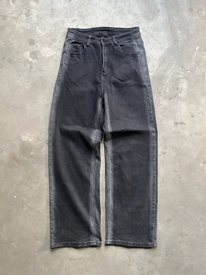 Black Straight Cut jeans (Category: Jeans) located in Cabuyao City. Submitted by jam_mandilag (Listing ID 1469332410, Image 1). Description: Tag: - Waistline: 28 Length: 41.5 LegHole: 9.5 Color Rate:8.5/10 Condition: 8.5/10 Issue:none Mode of payment: Gcash Mode of shipping: J&T and lalamove For more information kindly click the “send message button” and other details of the item. Location: cabuyao laguna ————————————————————————— NOTE: -Read the