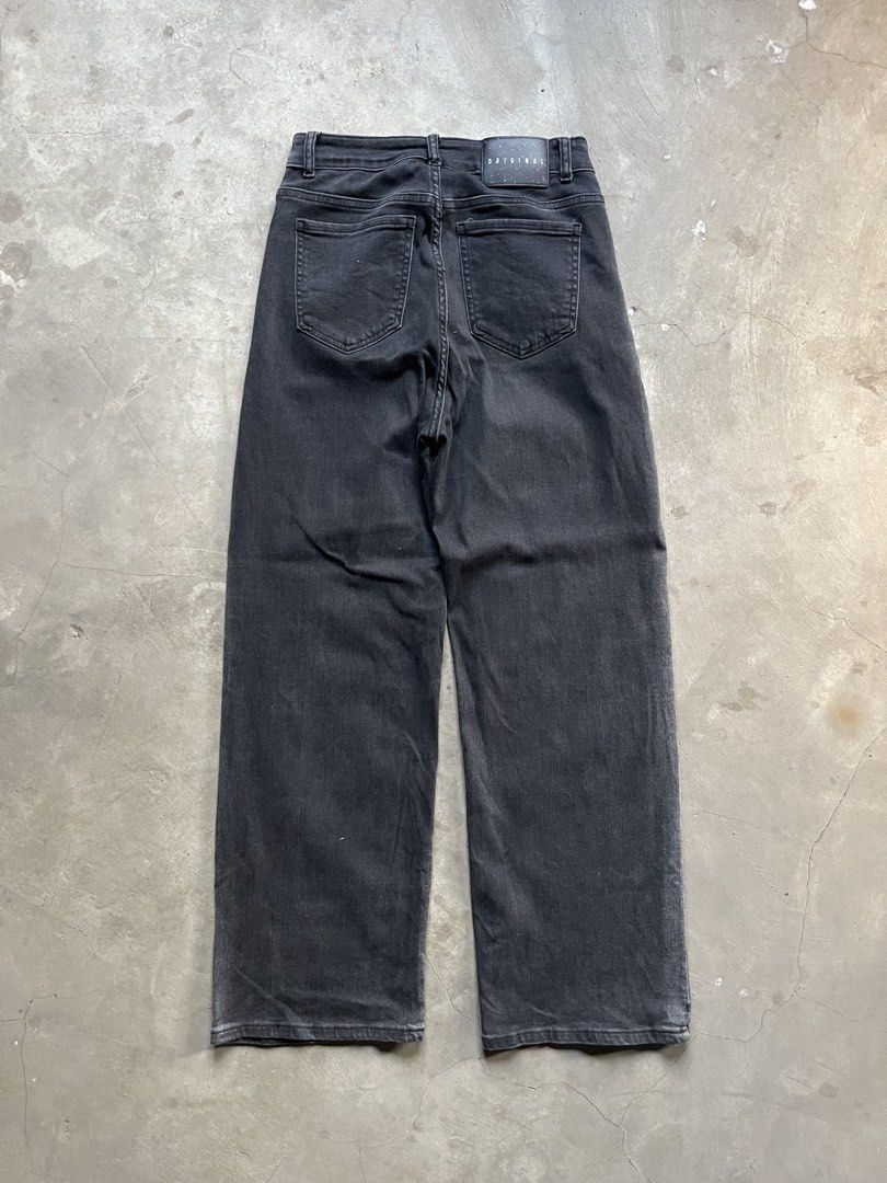 Black Straight Cut jeans (Category: Jeans) located in Cabuyao City. Submitted by jam_mandilag (Listing ID 1469332410, Image 2). Description: Tag: - Waistline: 28 Length: 41.5 LegHole: 9.5 Color Rate:8.5/10 Condition: 8.5/10 Issue:none Mode of payment: Gcash Mode of shipping: J&T and lalamove For more information kindly click the “send message button” and other details of the item. Location: cabuyao laguna ————————————————————————— NOTE: -Read the