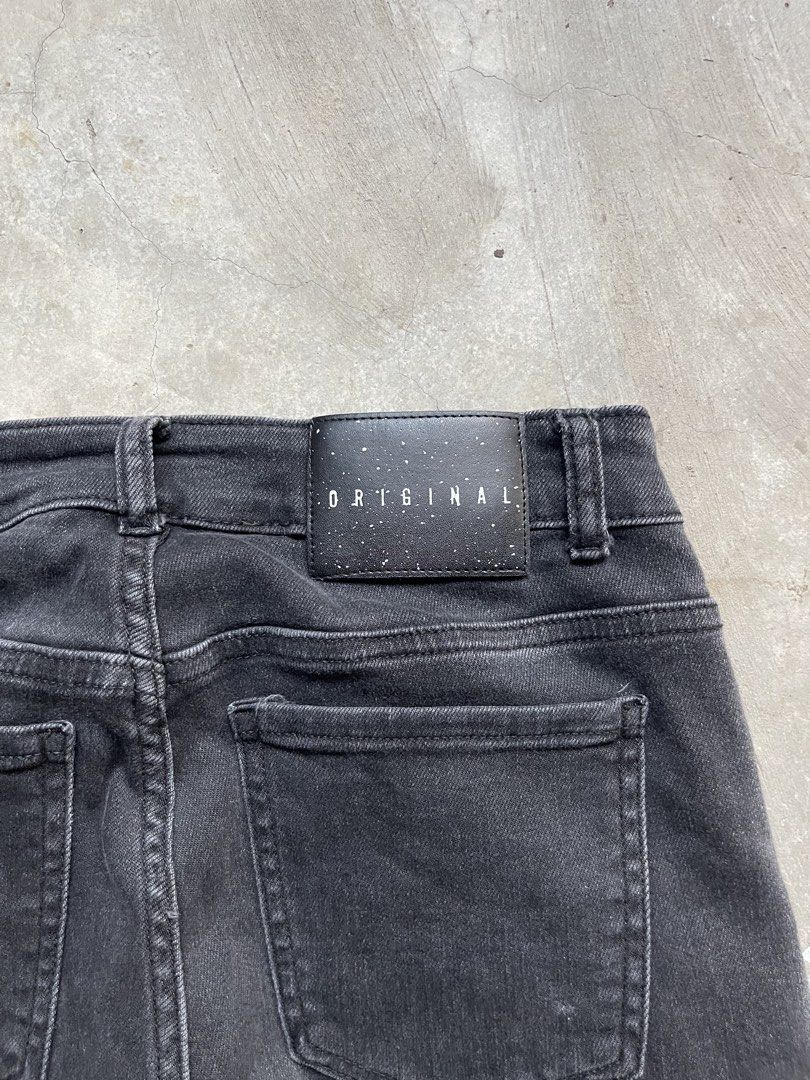 Black Straight Cut jeans (Category: Jeans) located in Cabuyao City. Submitted by jam_mandilag (Listing ID 1469332410, Image 3). Description: Tag: - Waistline: 28 Length: 41.5 LegHole: 9.5 Color Rate:8.5/10 Condition: 8.5/10 Issue:none Mode of payment: Gcash Mode of shipping: J&T and lalamove For more information kindly click the “send message button” and other details of the item. Location: cabuyao laguna ————————————————————————— NOTE: -Read the