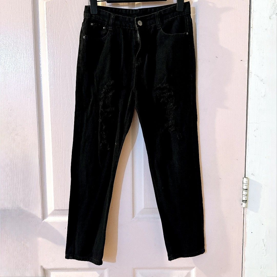 Black Tattered Jeans (Category: Jeans) located in Manila. Submitted by withlovesam (Listing ID 1469280053, Image 1). Description: waist 25-26.
