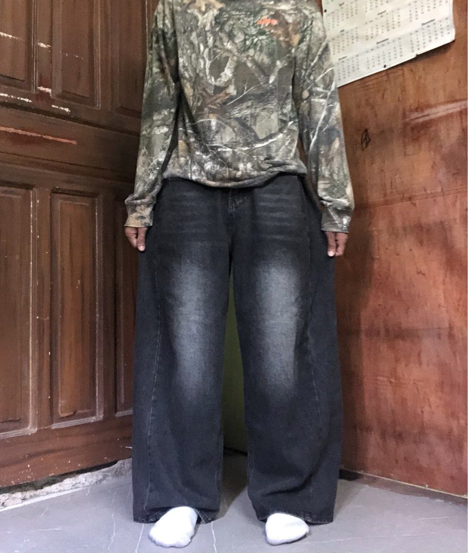 Black wash baggy pants (Category: Jeans) located in Bacolod City. Submitted by g.thrift (Listing ID 1469168299, Image 1). Description: 26-28.