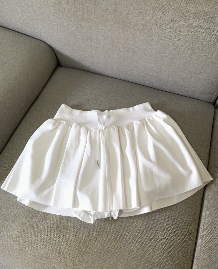 Bnew White mini skirt (Category: Skirts) located in Paranaque City. Submitted by shoplovedbya (Listing ID 1469201519, Image 1). Description: ♡ Waist: 25-31 ♡ Hips: up to 38 ♡ Length: 11.5 - New, with inner shorts.