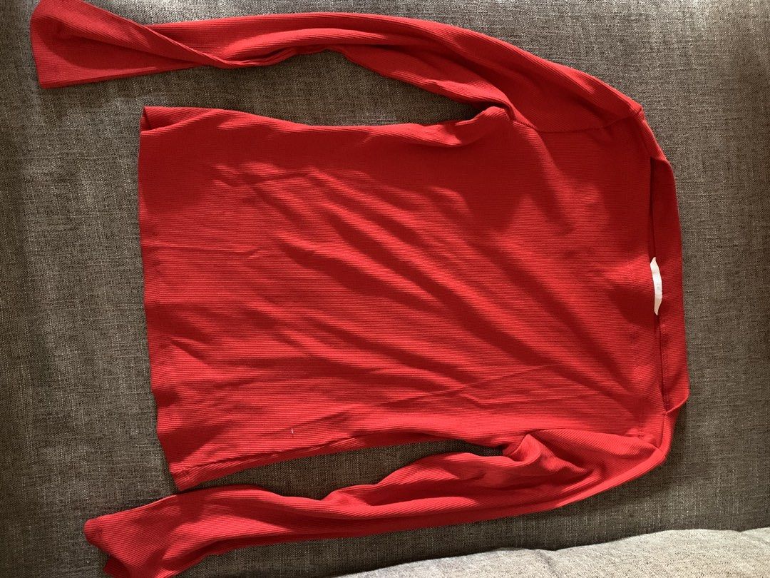 Boat neck H&M long sleeve top (Category: Longsleeves) located in Camalig. Submitted by abyssia (Listing ID 1469185821, Image 1). Description: .