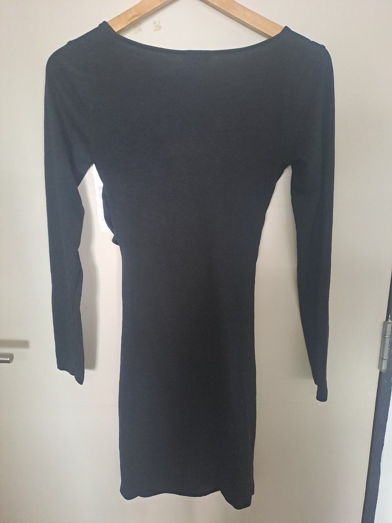 Bodycon black dress (Category: Dresses) located in Manila. Submitted by joanbalde39643 (Listing ID 1469230001, Image 3). Description: This item is a black long-sleeve faux-wrap mini dress featuring detailed overlapping side ruching and a crossover V-neckline. This silhouette mimics the design elements of the versatile Leith Draped Wrap Dress and the Athleta Wilder Dress, making it a staple piece for transitioning from elevated casual daywear to e