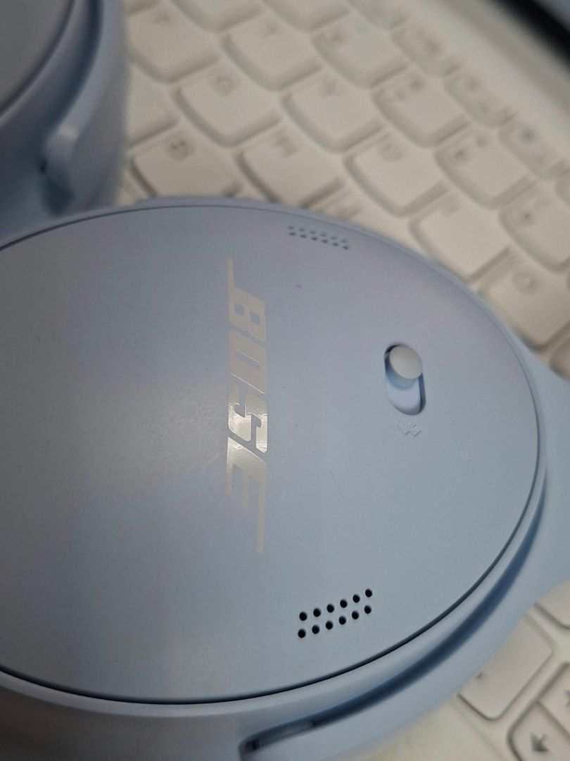 Bose Quite Comfort ( Ice Blue ) (Category: Headphones & Headsets) located in Rizal. Submitted by mikz_1303 (Listing ID 1469209751, Image 3). Description: Bose Quite Comfort Ice Blue Almost New Prestine Battery Condition Noise Cancelling Pick up in Taytay Rizal .