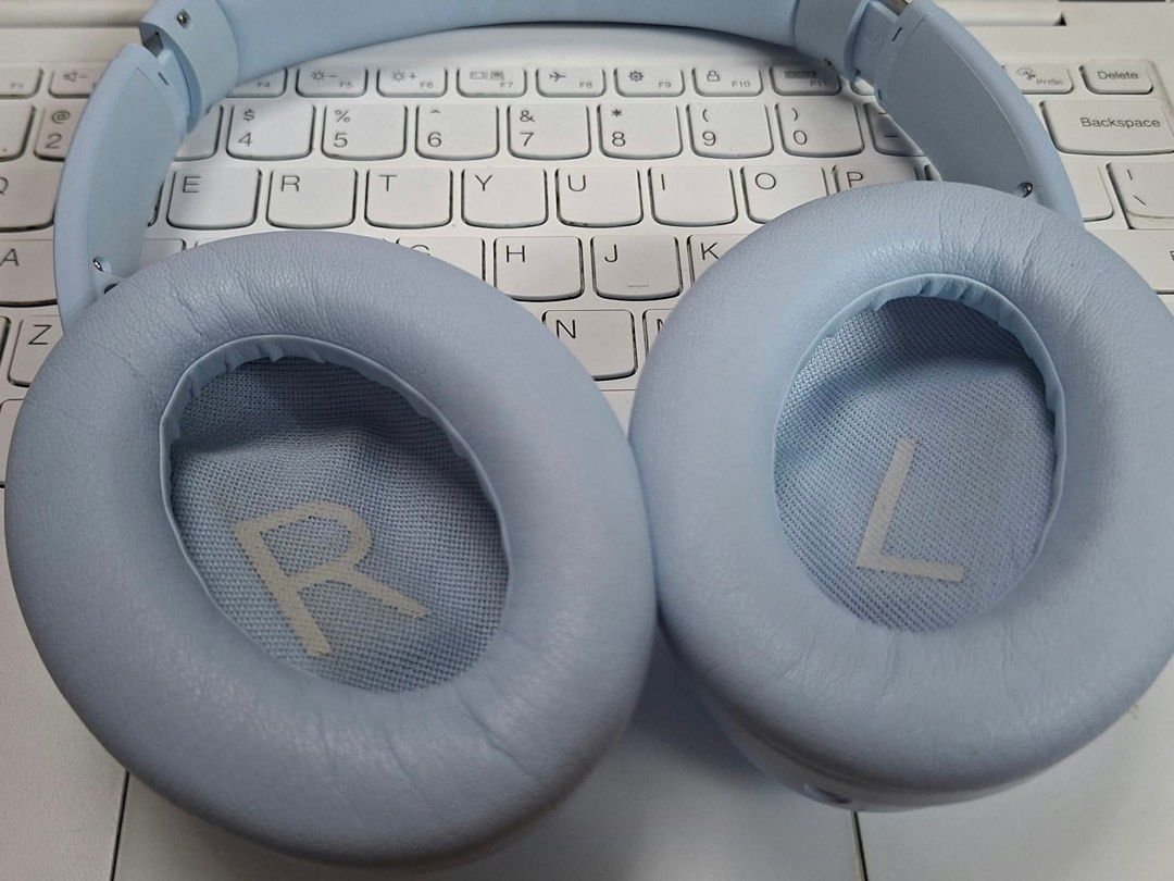 Bose Quite Comfort ( Ice Blue ) (Category: Headphones & Headsets) located in Rizal. Submitted by mikz_1303 (Listing ID 1469209751, Image 2). Description: Bose Quite Comfort Ice Blue Almost New Prestine Battery Condition Noise Cancelling Pick up in Taytay Rizal .