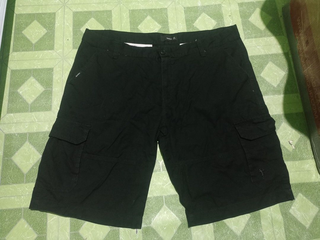 Bossini Black Cargo Shorts Size 42 on tag (Category: Shorts) located in Tarlac. Submitted by allinoneshop2178 (Listing ID 1469244128, Image 1). Description: - Brand: Bossini(6pockets) - Color: Classic Black - Size: 42(MEDIDA size 44) length:25inch - Material: Sturdy, durable cotton - Features: Multiple side and back pockets, branded button closure, small logo embroidery - Condition: Clean and ready to wear - Style: Perfect for daily casual use.