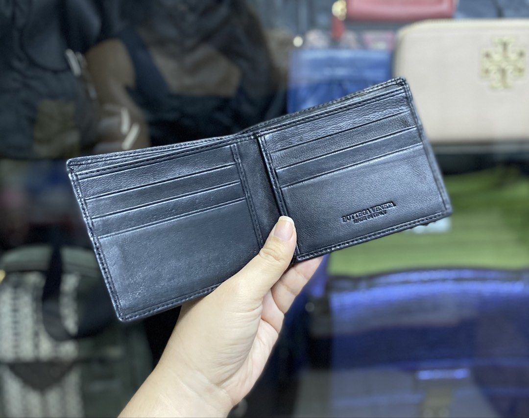 Bottege Veneta Wallet (Category: Luxury Bags & Wallets) located in San Mateo. Submitted by kluxuryy (Listing ID 1469375661, Image 2). Description: OFFER YOUR PRICE NEGOTIABLE.