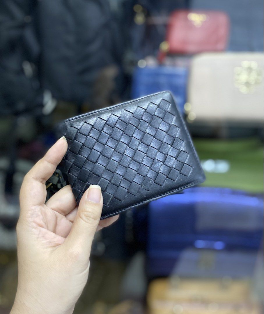 Bottege Veneta Wallet (Category: Luxury Bags & Wallets) located in San Mateo. Submitted by kluxuryy (Listing ID 1469375661, Image 1). Description: OFFER YOUR PRICE NEGOTIABLE.