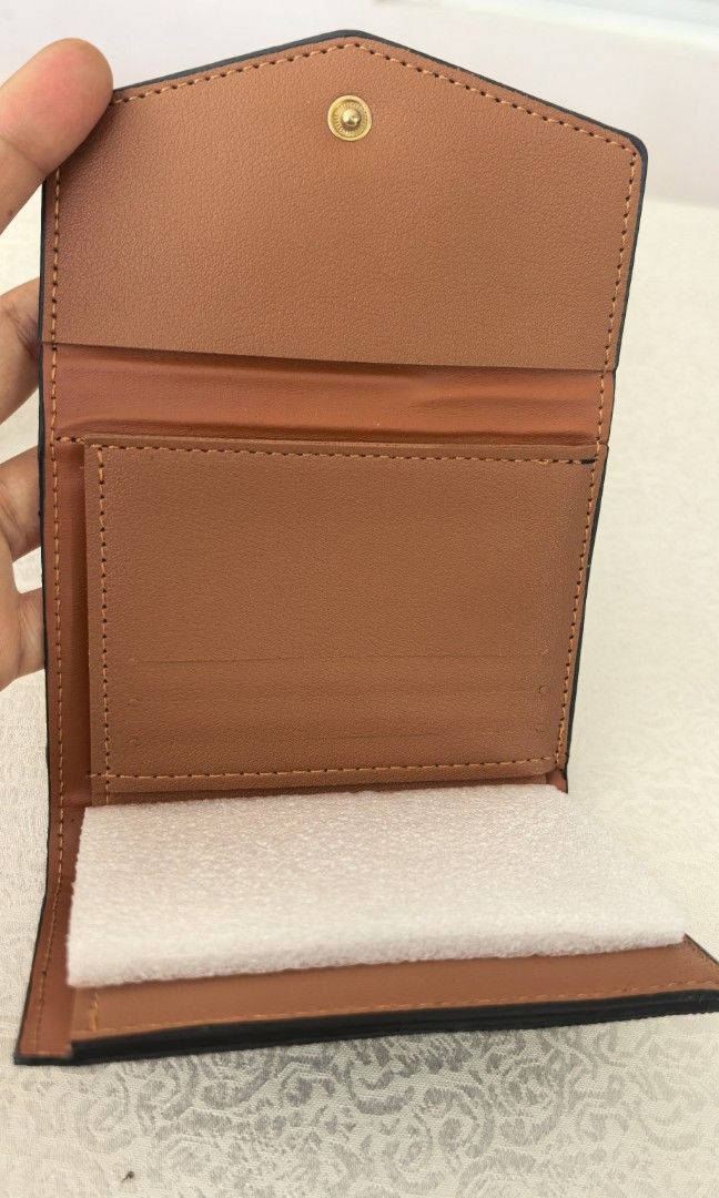 Brand new Short wallet (Category: Purses & Pouches) located in Tuguegarao City. Submitted by zenphoenix-7ad615 (Listing ID 1469187376, Image 3). Description: Brand new Short wallet With bills compartment and card slot.